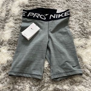 Women’s Nike Pro Training 365 8-inch shorts in gray XS